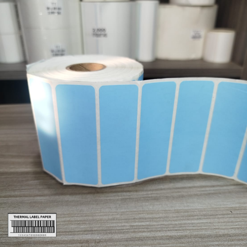 ROLLO DE ETIQUETA TT 3" X 1"(7.5CM X 2.5CM) 1COLUMNAS ,1500 ETIQ FONDO CELESTE COMERCIAL